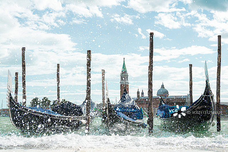 停泊在威尼斯码头孤独的贡多拉图片素材