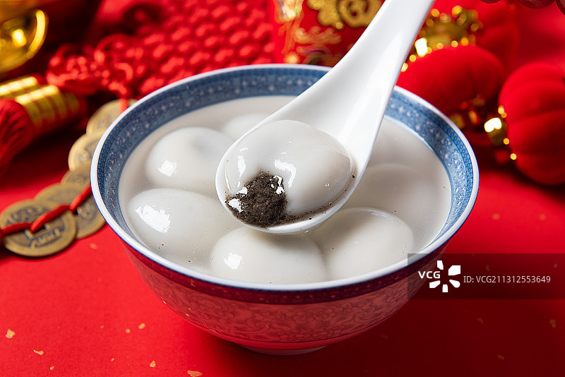 元宵节黑芝麻馅汤圆图片素材