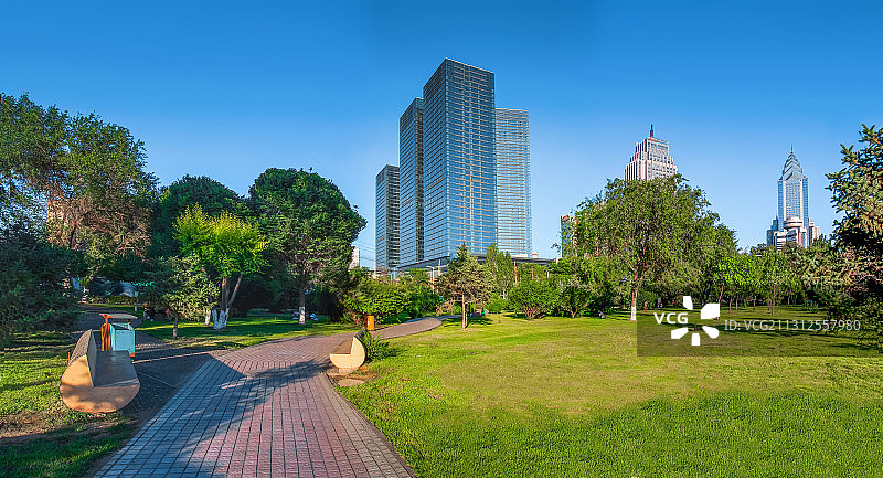 新疆乌鲁木齐红山公园城市中心地标鸟瞰天际线图片素材