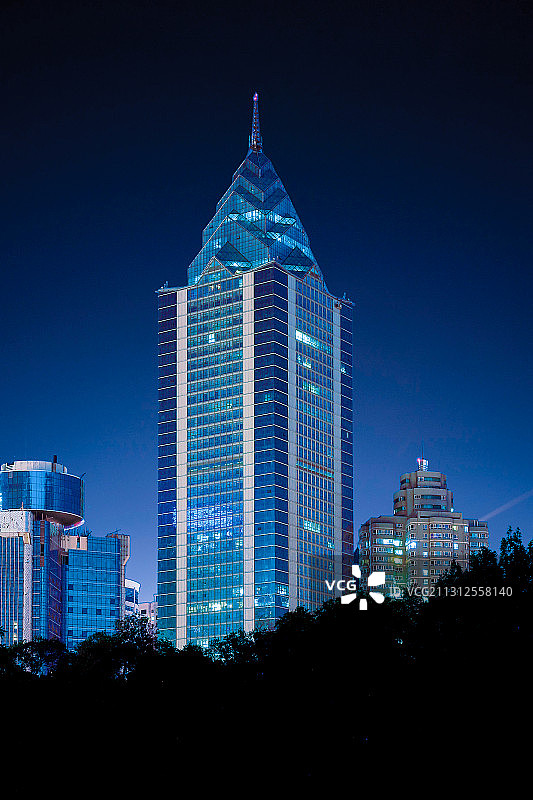 新疆乌鲁木齐中天广场假日酒店建筑夜景图片素材