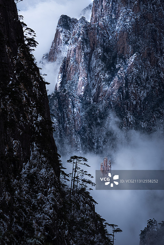 《冰冷山峰》图片素材