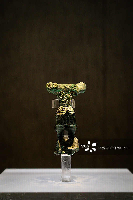 三星堆博物馆青铜器祭祀人类形象图片素材