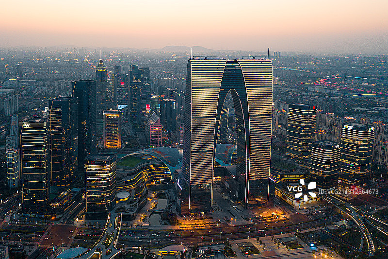 傍晚下的中国苏州东方之门夜景图片素材