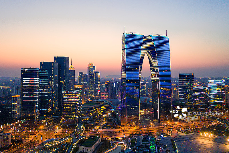 傍晚下的中国苏州东方之门夜景图片素材