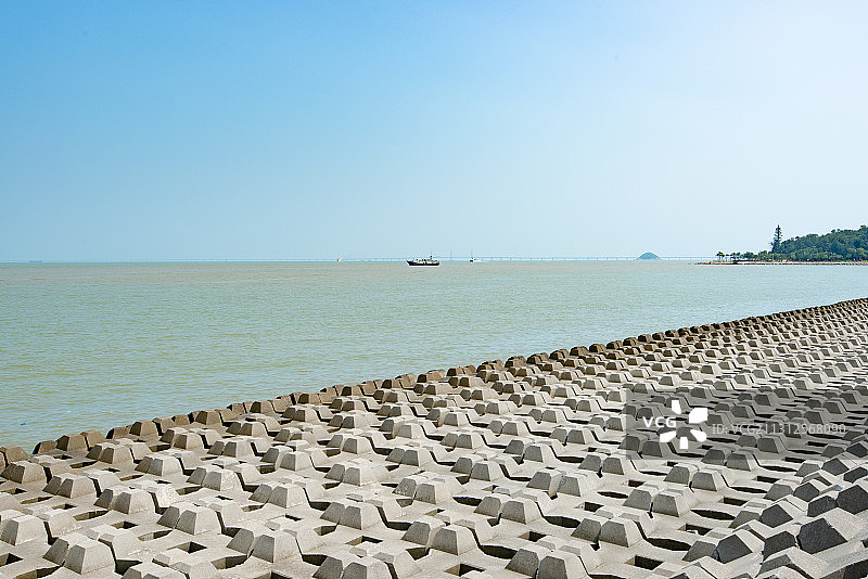 沿海城市海岸线长距离大面积防波堤图片素材