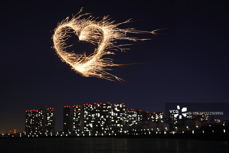 夜晚,烟花光绘,心型图片素材