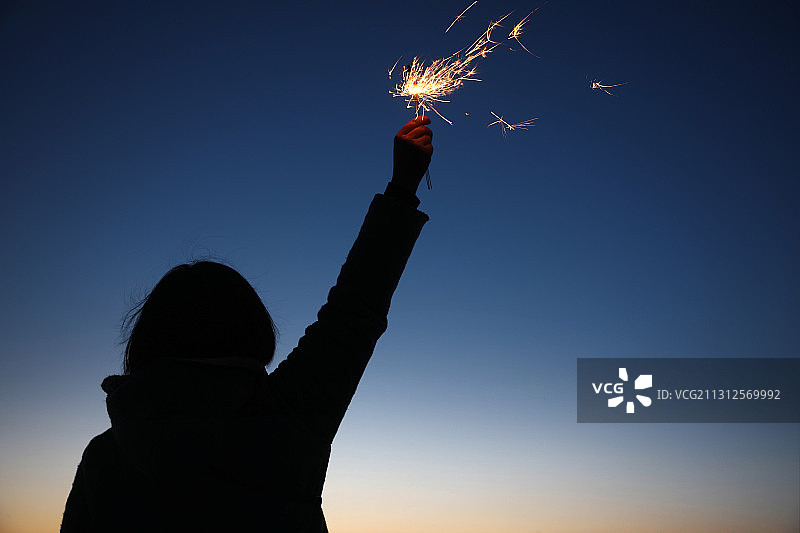 女子手举烟花庆祝节日图片素材