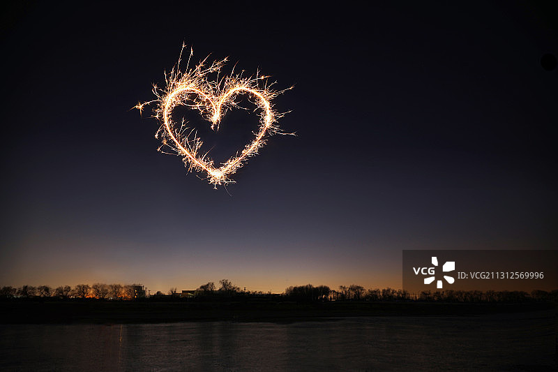 夜晚,烟花光绘,心型图片素材