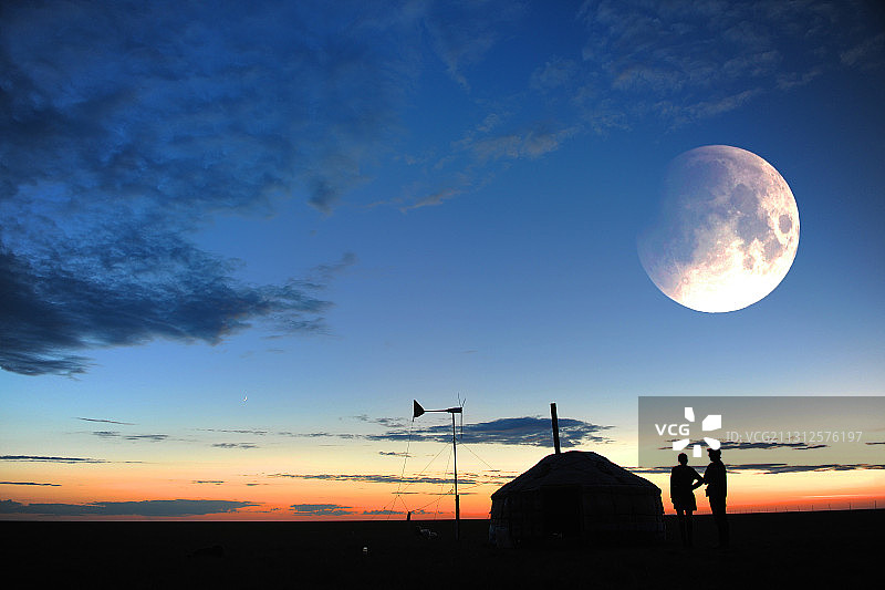 内蒙古呼伦贝尔草原月下情话图片素材