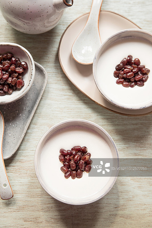 两碗中式传统甜点糖水红豆双皮奶图片素材