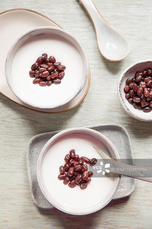 两碗中式传统甜点糖水红豆双皮奶图片素材