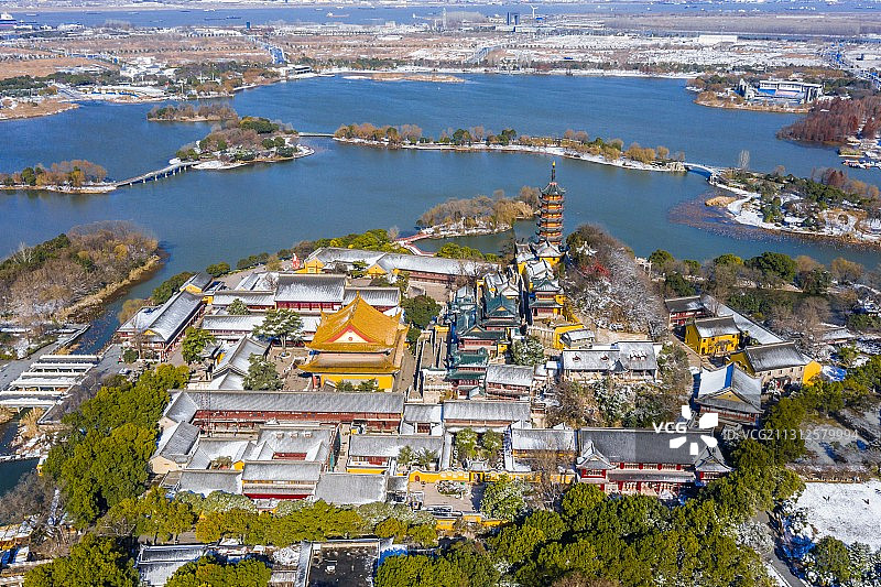 雪后金山寺和金山湖风景区，江苏镇江图片素材