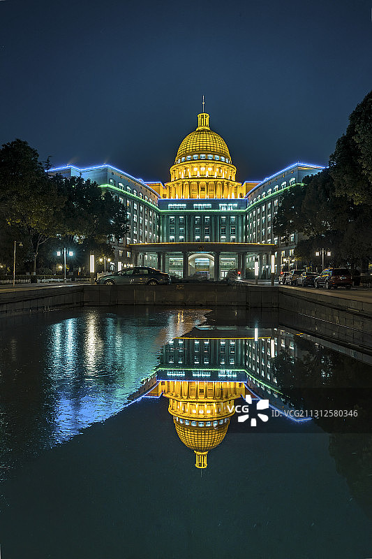 南京雨花区政府办公大楼夜景图片素材