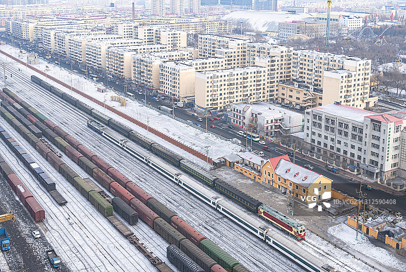 来来往往的火车，特快和慢车的交汇图片素材