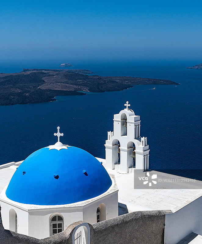 晴空下的圣托里尼蓝顶教堂图片素材