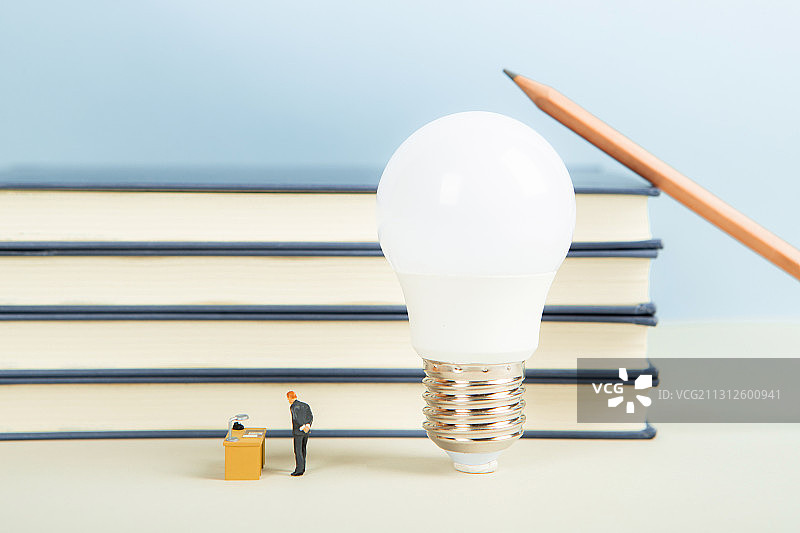 商务人士在书本前思考灵感图片素材