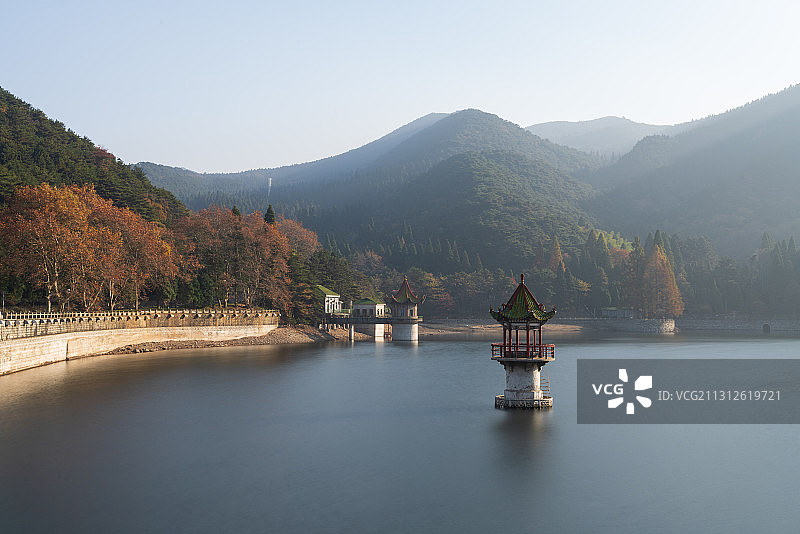 江西九江市庐山芦林湖秋天塔平静图片素材