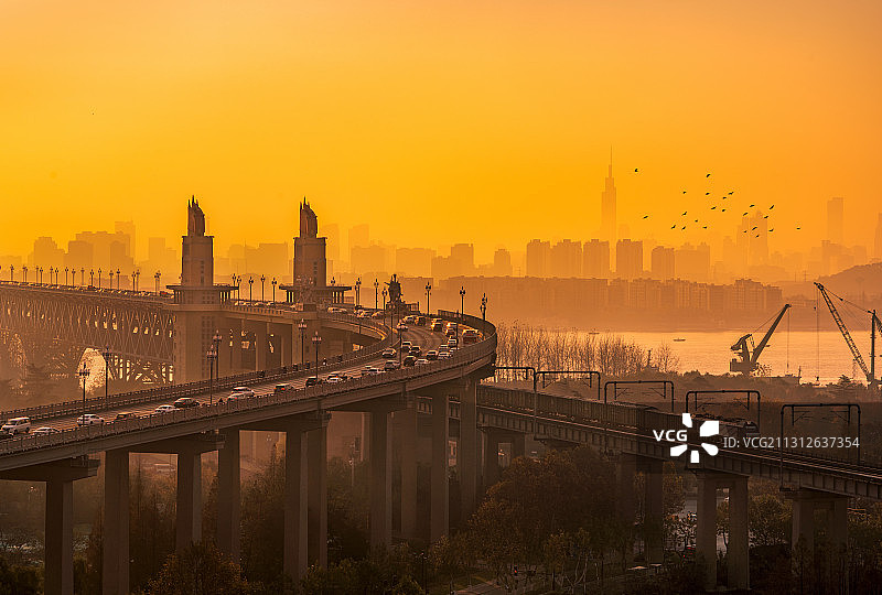 晨曦中的南京长江大桥图片素材
