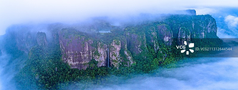 雾绕方岩图片素材