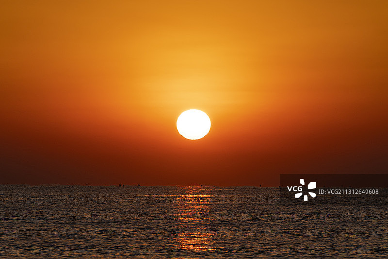 2021年青岛金沙滩第一缕日出图片素材