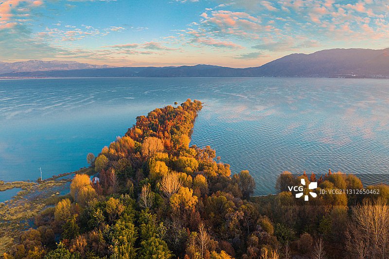 航拍大理洱海海舌生态公园晨曦图片素材