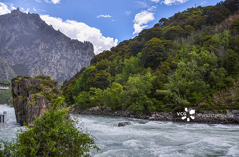 中国西藏林芝地区尼洋河中流砥柱巨石图片素材