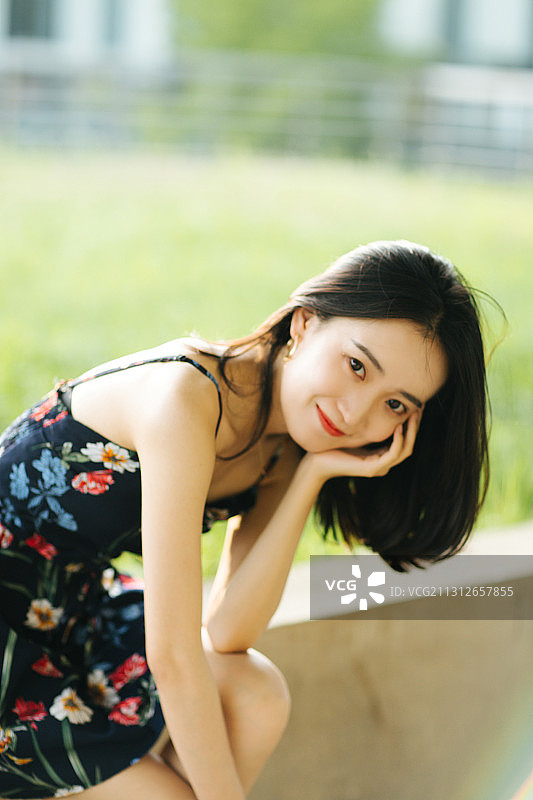 夏天户外草坪碎花连衣裙美女肖像图片素材