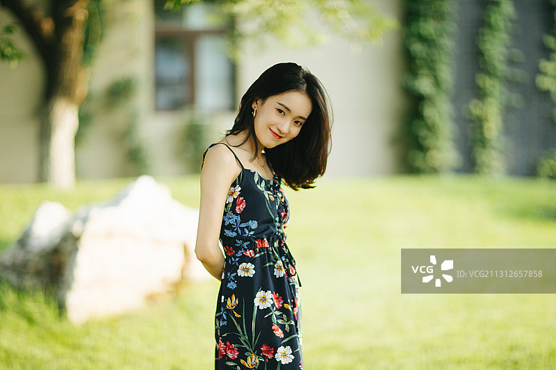 夏天户外草坪碎花连衣裙美女肖像图片素材