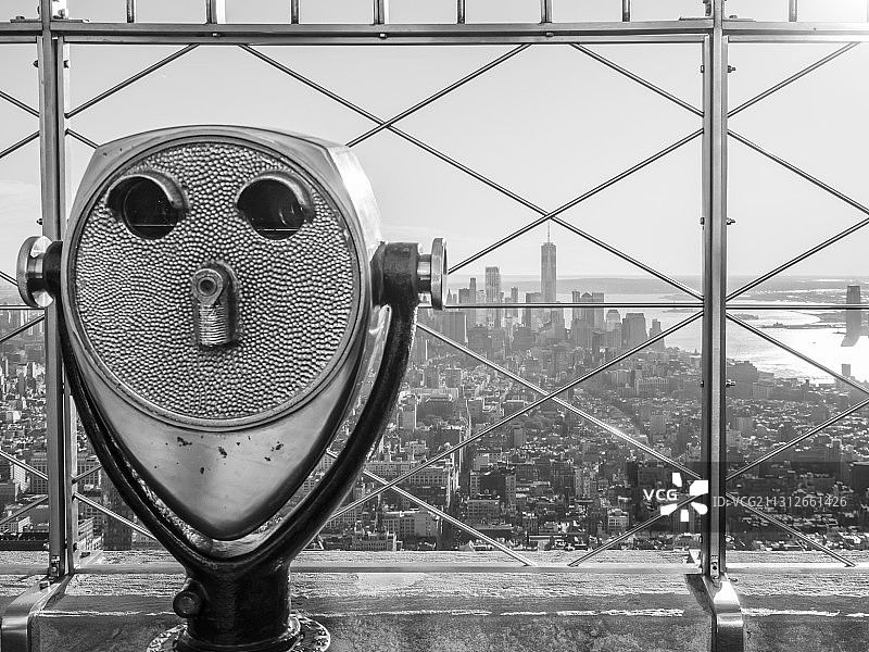 曼哈顿帝国大厦顶部的双筒望远镜图片素材