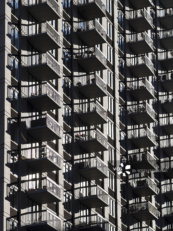 带有多个阳台的曼哈顿公寓楼图片素材