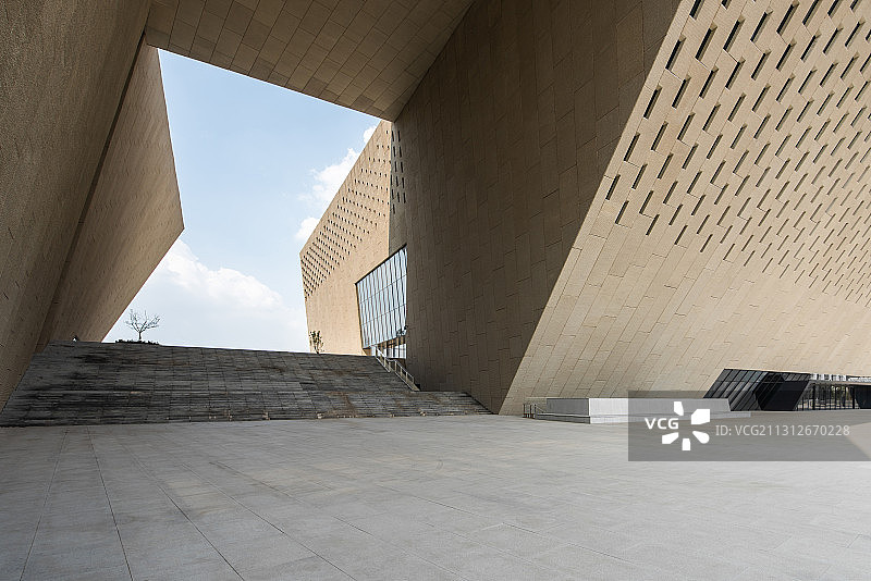 郑州美术馆新馆斗形设计外立面景观幕墙及中部平台广场图片素材