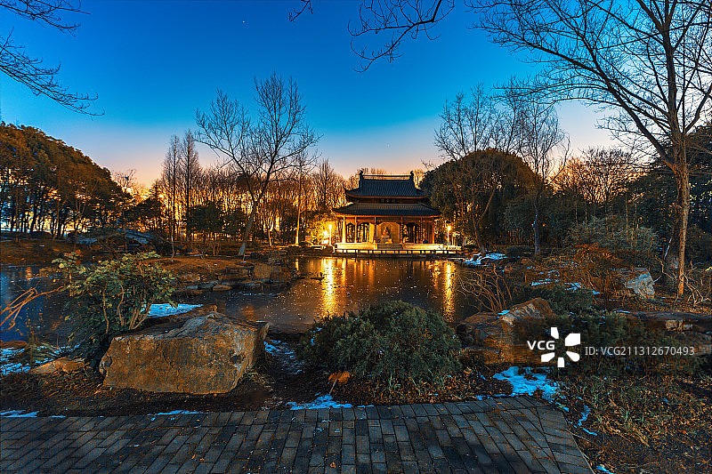 夜色中的下马坊遗址公园观音阁+南京图片素材