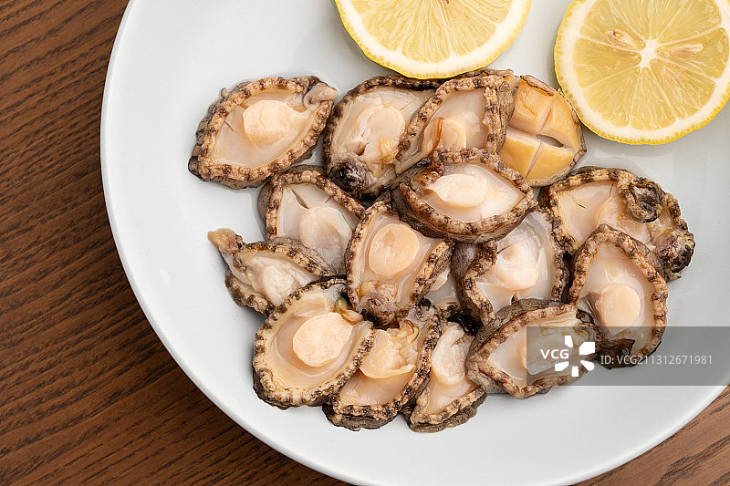 白色盘子上的鲍鱼生鲜图片素材