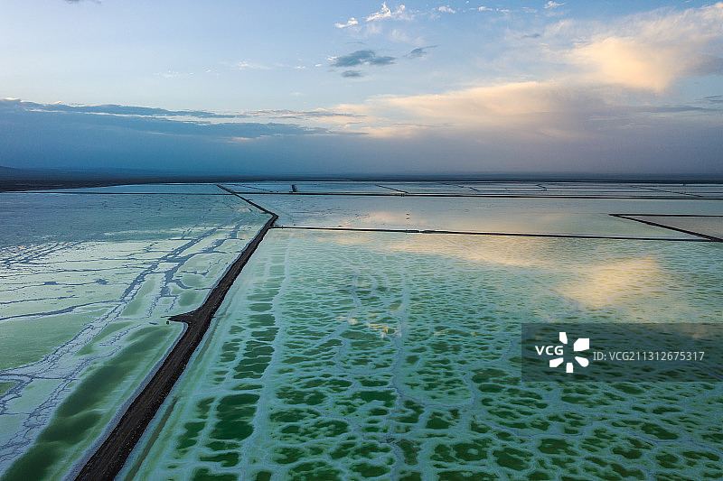 青海省海西蒙古族藏族自治州茫崖翡翠湖航拍风光图片素材
