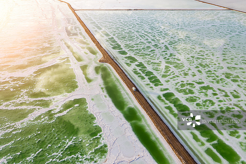 青海省海西蒙古族藏族自治州茫崖翡翠湖航拍风光图片素材