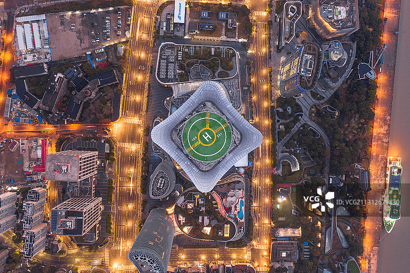 上海白玉兰广场停机坪夜景航拍图片素材