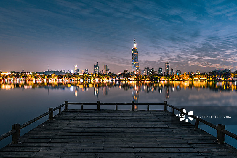 南京玄武湖和紫峰大厦图片素材