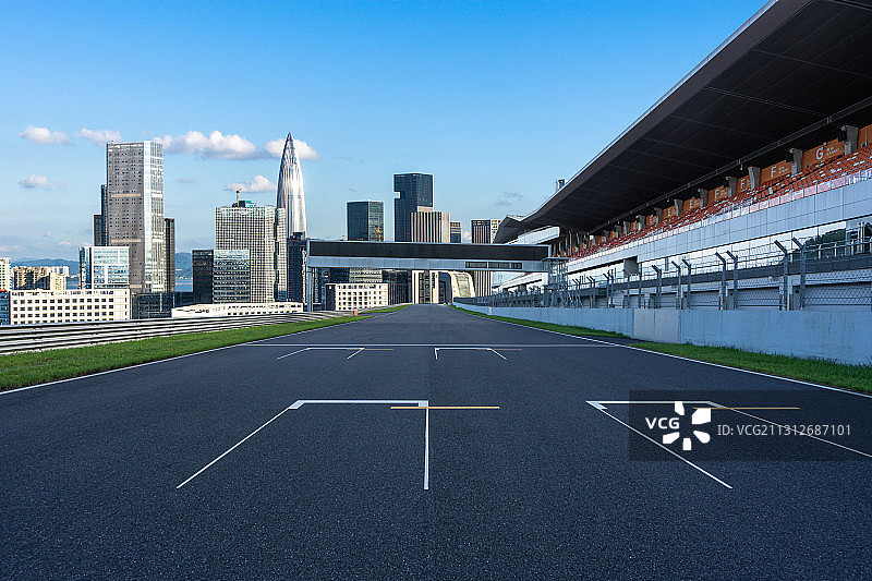 汽车赛道始发站与城市天际线图片素材