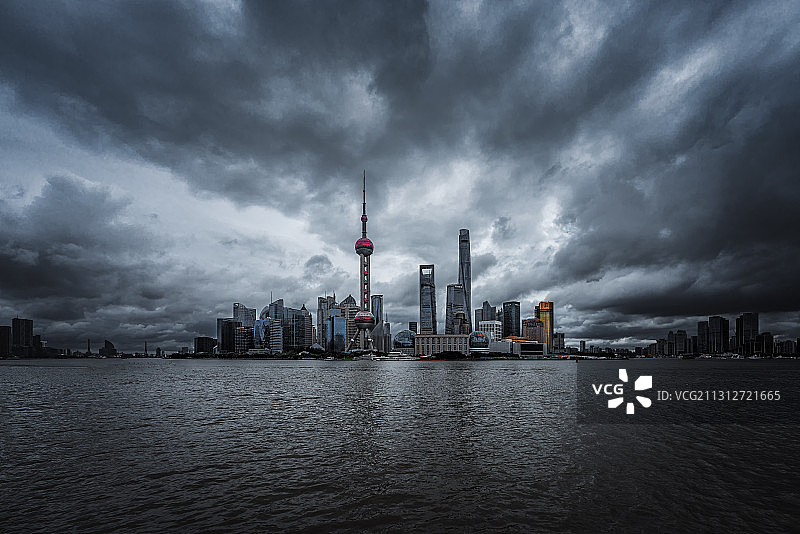 上海城市风光：风暴前夕的陆家嘴图片素材
