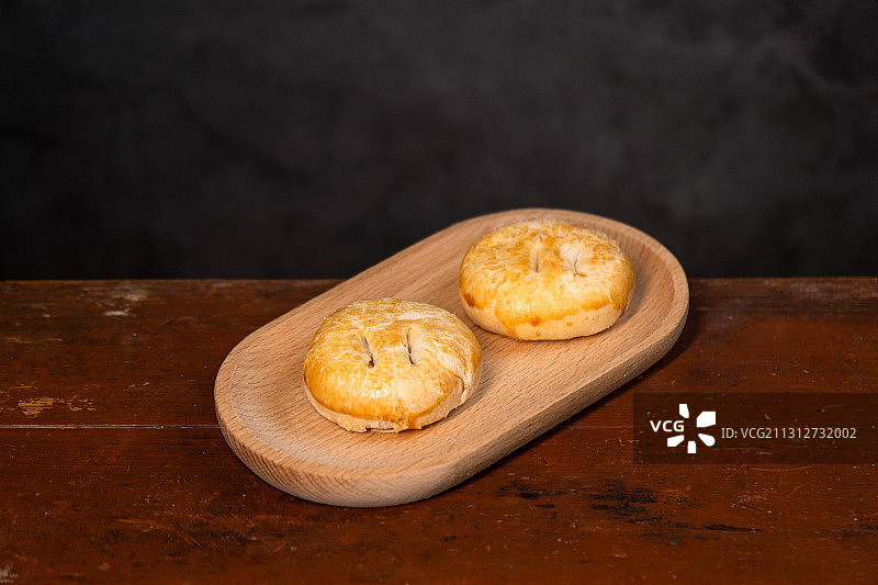 彩色背景的老婆饼图片素材