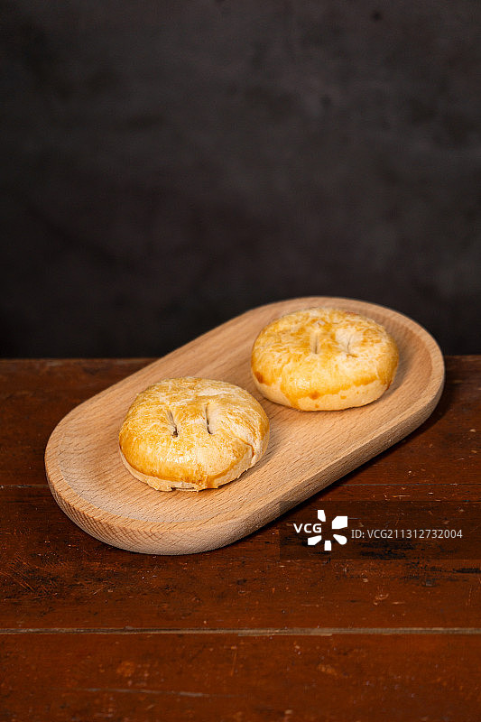 彩色背景的老婆饼图片素材