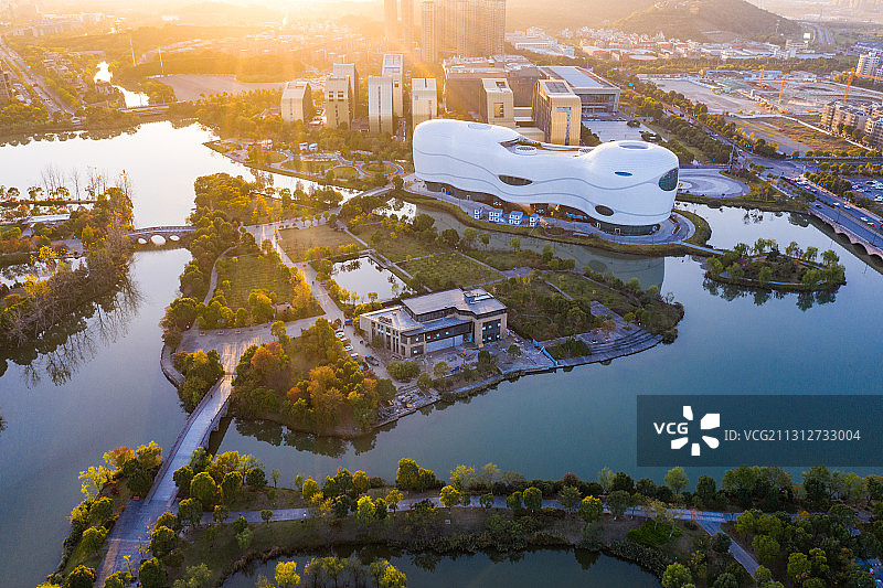 航拍黄昏下的杭州白马湖图片素材