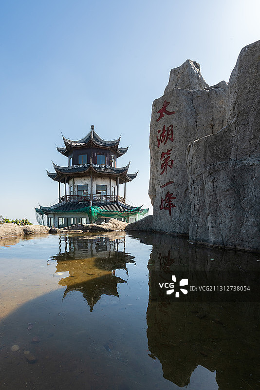 江苏省苏州市太湖东山岛西山岛飘渺峰塔岩石倒影图片素材