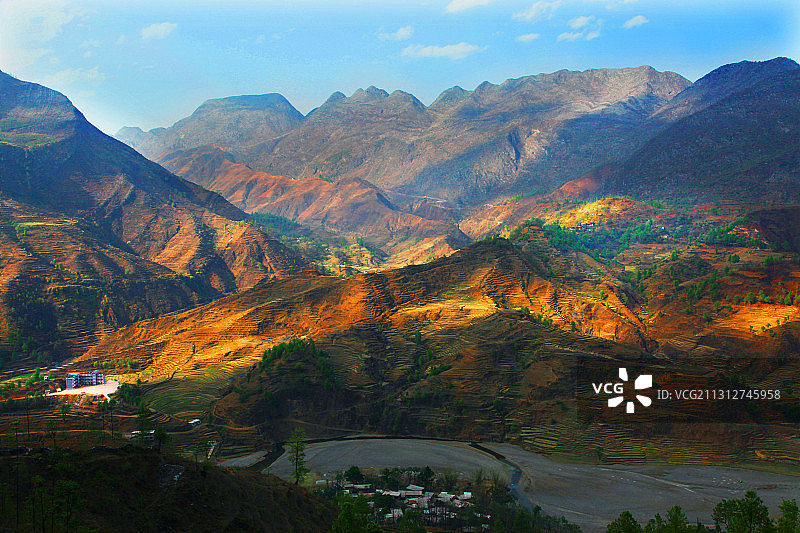 大山深处的希望之光图片素材