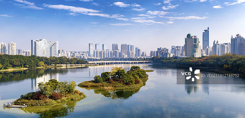 2020年12月21日冬至日蓝天白云下航拍南宁市南湖公园图片素材