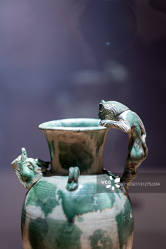 唐代白釉绿彩狮柄龙口壶图片素材