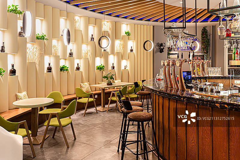 宽敞明亮的杭州千岛湖啤酒小镇酒吧，轻松快乐酣畅的啤酒时光图片素材