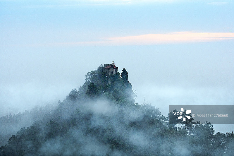 中国情山：重庆石笋山青峦叠翠 云雾缭绕 景色迷人图片素材