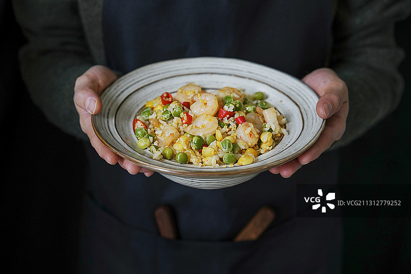 端在手里的虾仁青豆玉米小米椒蛋炒饭图片素材