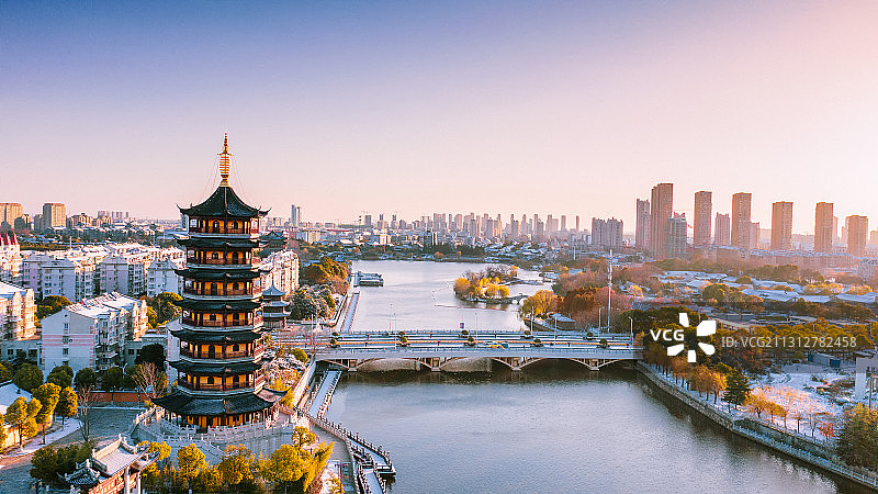 晨曦中的泰州文峰塔图片素材